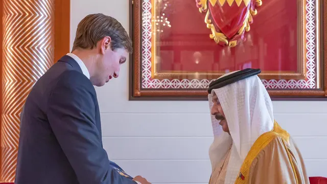 Jared Kushner memberikan kitab Taurat ke Raja Bahrain Hamad bin Isa bin Salman al-Khalifa. Kushner adalah penasihat sekaligus menantu Presiden AS Donald Trump.