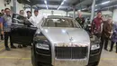 Menteri Sosial Saifullah Yusuf bersama Wakil Menteri Sosial Agus Jabo dan perwakilan pemenang lelang berpose dengan mobil mewah Roll-Royce yang laku dilelang senilai Rp2.539.957.000 di Gudang Konvensi Kementerian Sosial Kompleks Taman Makam Pahlawan Kalibata, Jakarta, Selasa (24/6/2025). (merdeka.com/Arie Basuki)