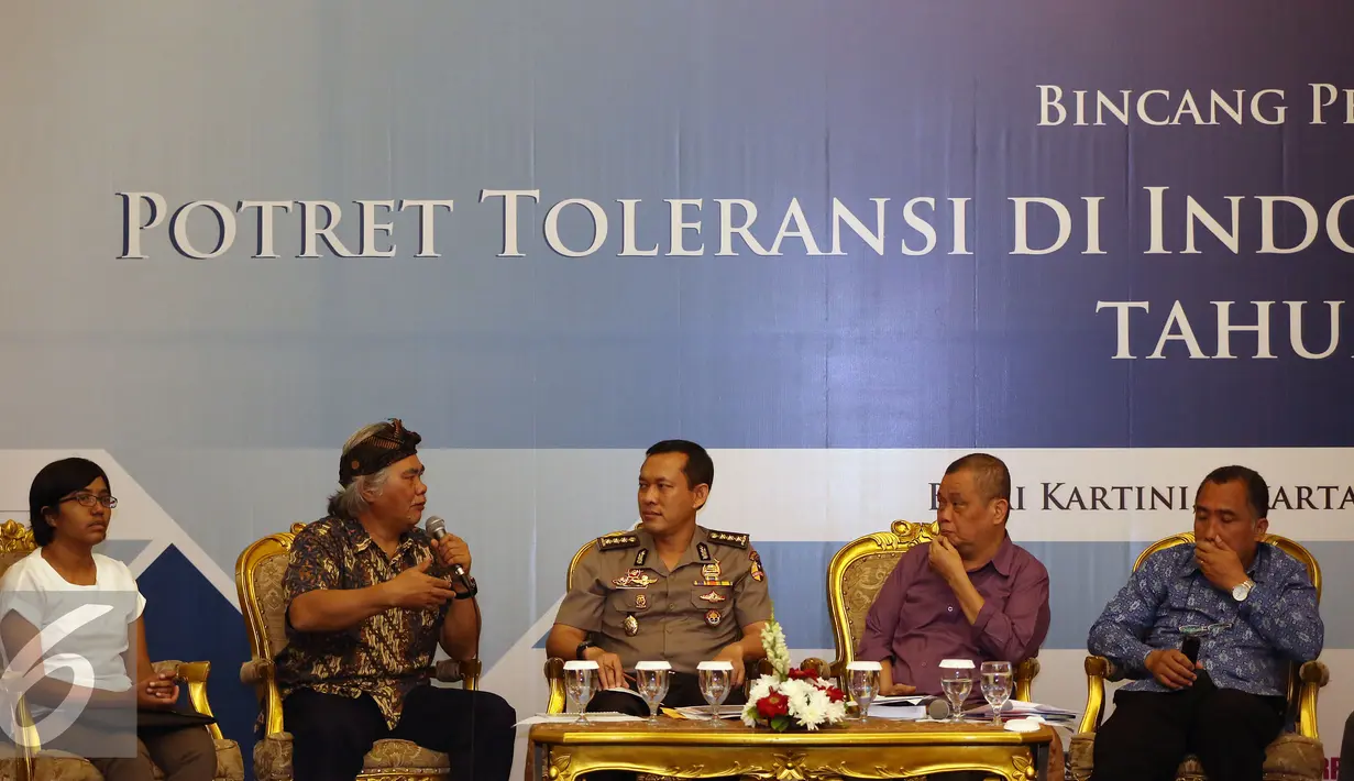Penghayat Kepercayaan, Engkus Ruswana menyampaikan pemikirannya saat menjadi pembicara Bincang Perdamaian di Balai Kartini, Jakarta, Kamis (5/1). Bincang Perdamaian tersebut membahas "Potret Toleransi Di Indonesia Tahun 2017". (Liputan6.com/JohanTallo)