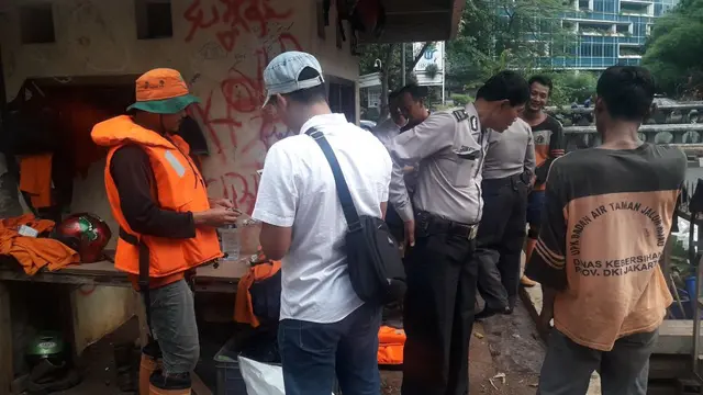 Granat Manggis Ditemukan di Kali Krukut. (Liputan6.com/Ady Anugrahadi)