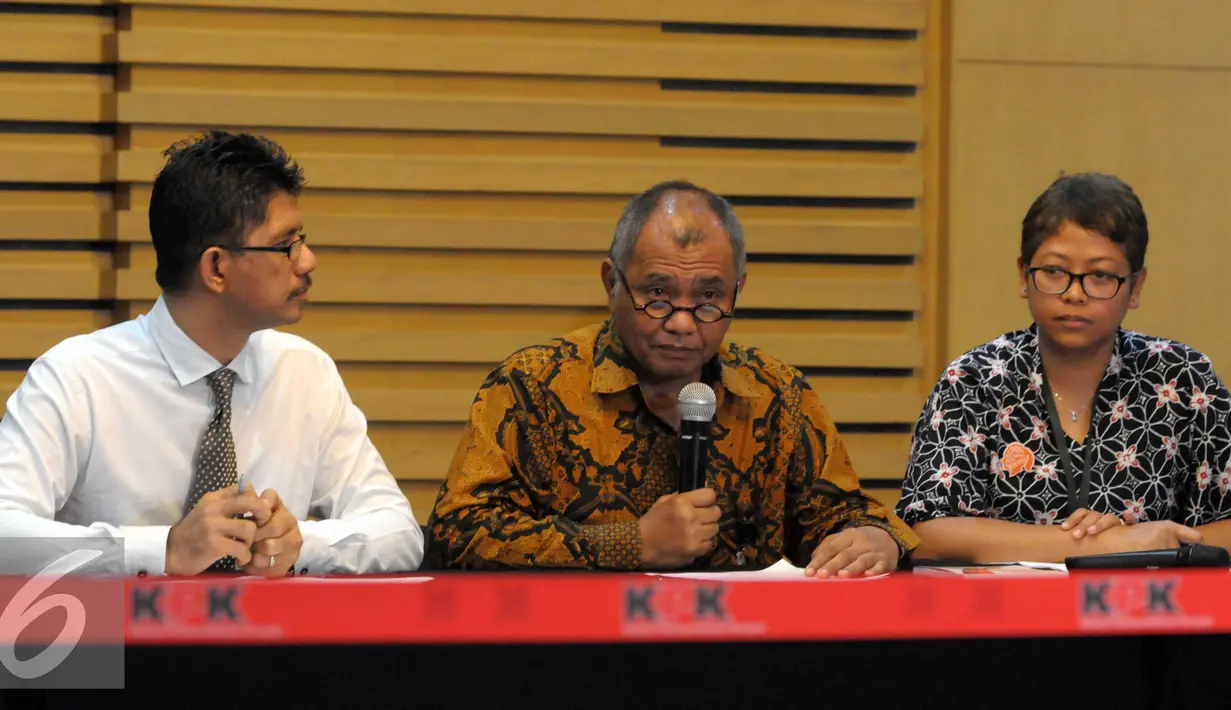 Ketua KPK Agus Rahardjo dalam jumpa pers di KPK, Jakarta, Selasa(12/4).  OTT yang dilakukan terkait kasus dugaan suap rencana penuntutan dalam kasus penggelapan dana BPJS di Tipikor. (Liputan6.com/Helmi Afandi)