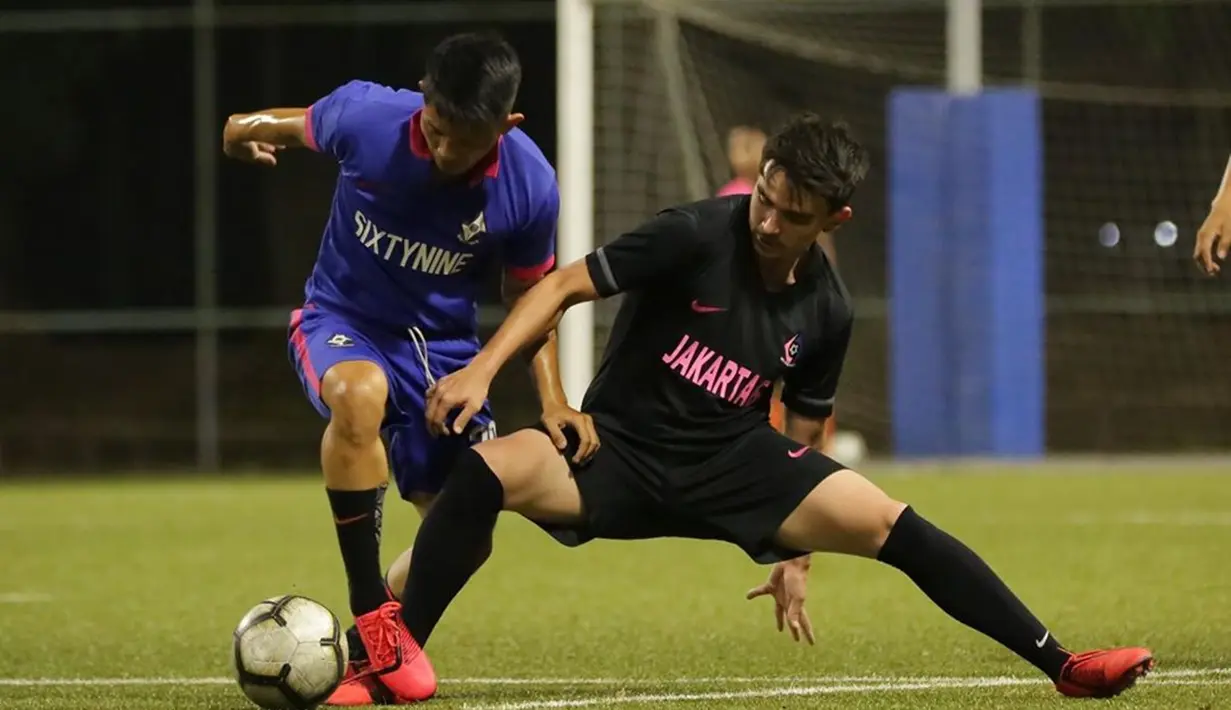 Saat merebut bola dari lawan, Christ Laurent terlihat seperti pemain profesional. Dari pengamatan bola hingga kuda-kudanya, membuat Christ bisa disebut sebagai selebriti yang jago bermain sepak bola. (Liputan6.com/IG/@christlaurent)