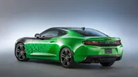 Di ajang SEMA 2015, Chevrolet memboyong 20 kendaraan andalan. Salah satunya adalah Camaro yang cat mobilnya berpendar hijau. 