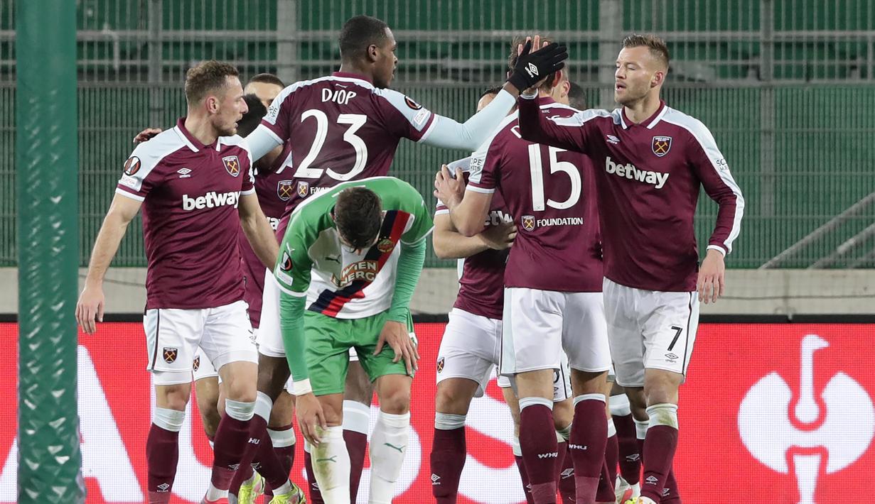 Berkat kemenangan ini West Ham berhasil memuncaki grup H dengan mengoleksi 13 poin dari empat kemenangan dan sekali imbang. Anak asuh David Moyes itu berhak lolos ke babak 16 besar Liga Europa. (AP/Lisa Leutner)