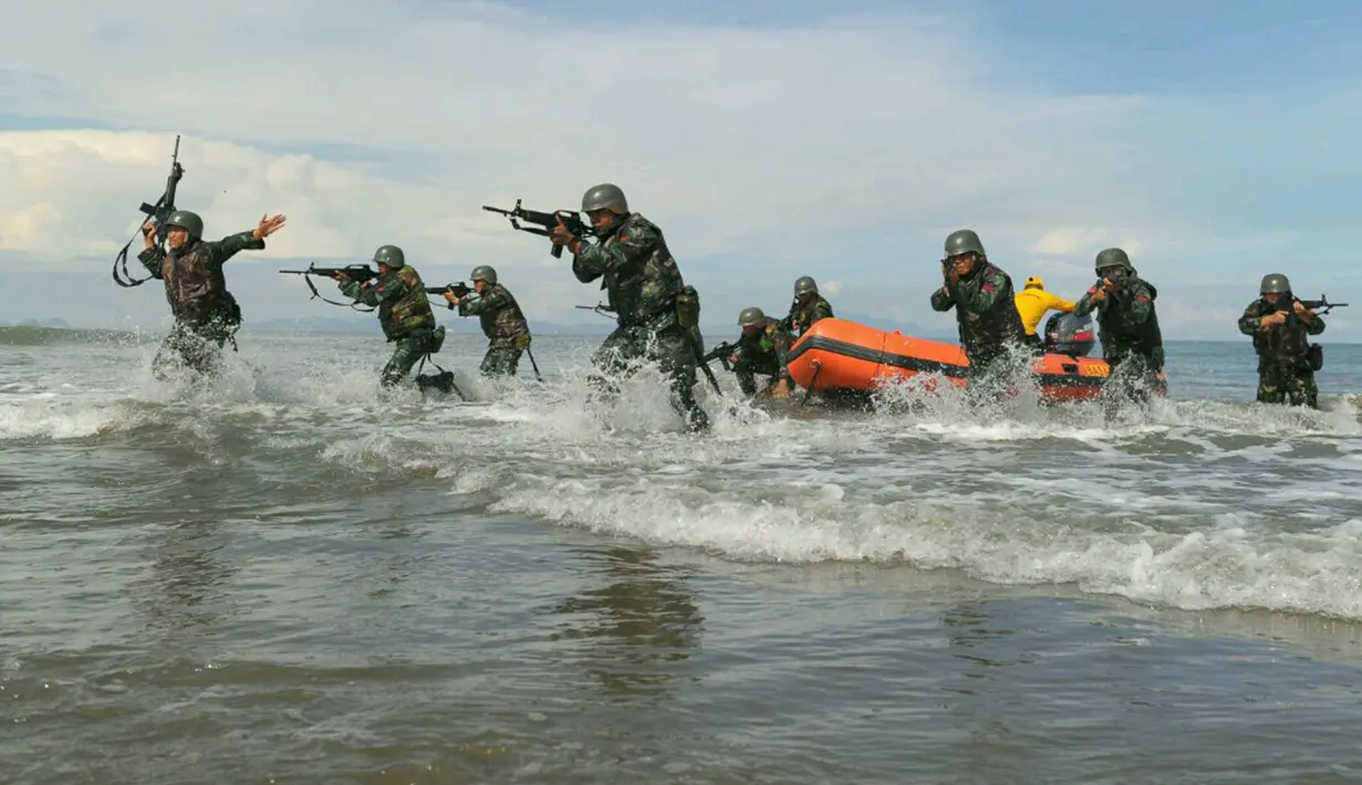 Aksi Pasukan Komando TNI saat latihan anti-teror di Pantai Kajhu, Banda Aceh, (22/11). Latihan untuk mengantisipasi kemungkinan tindakan teror dan penyerangan oleh ISIS yang dalam setahun terakhir terjadi di Tanah Air. (AFP PHOTO/Chaideer Mahyuddin)