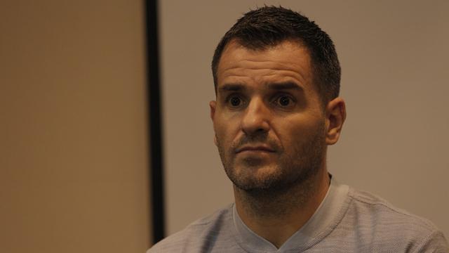 Pelatih Timnas Indonesia, Simon McMenemy, mengamati pertanyaan wartawan saat jumpa pers. (Bola.com/Okie Prabhowo)