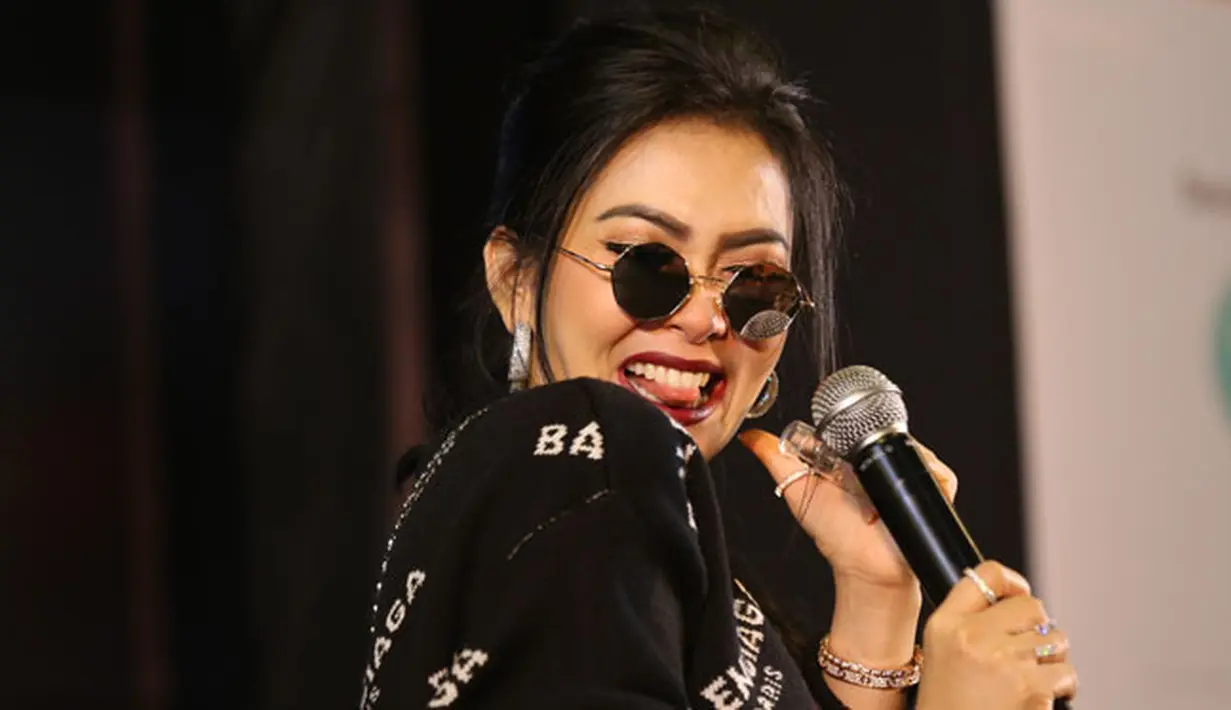 Belakangan sedang ramai dibicarakan soal kasus penipuan yang telah dilakukan biro perjalanan Umroh First Travel. Setelah diketahui banyak korban yang tertipu, kini sederet nama selebriti pun disebut terlibat di dalamnya. (Nurwahyunan/Bintang.com)