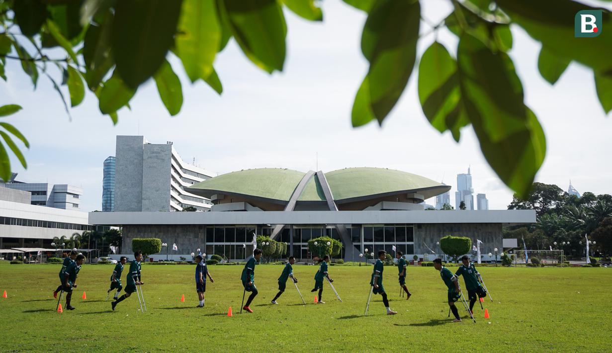 Latihan yang digelar di lapangan sepak bola DPR/MPR RI itu digunakan untuk mematangkan taktik, menambah kekompakan, dan meningkatkan komunikasi antar pemain. (Bola.com/Bagaskara Lazuardi)