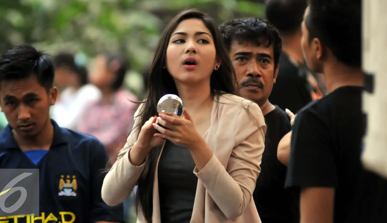 Jessica Mila berhias jelang syuting sinetron Ganteng-Ganteng Serigala di kawasan Buperta Cibubur, Jakarta, Rabu (22/7/2015). (Liputan6.com/Panji Diksana)