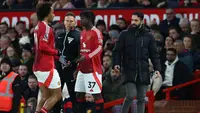 Pelatih Manchester United asal Portugal, Ruben Amorim (kanan), menyaksikan penyerang Manchester United asal Belanda #11, Joshua Zirkzee (kiri), meninggalkan lapangan setelah digantikan oleh gelandang Manchester United asal Inggris #37, Kobbie Mainoo, selama pertandingan Liga Primer Inggris antara Manchester United dan Newcastle United di Old Trafford di Manchester, Inggris barat laut, Selasa dini hari WIB (31-12-2024). (Darren Staples/AFP)