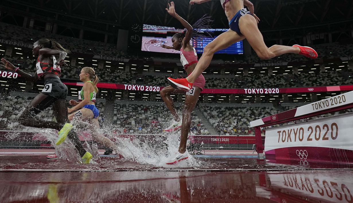 Para pelari berlaga di final lari halang rintang 3.000 meter putri pada Olimpiade Tokyo 2020, Rabu (4/8/2021). (Foto: AP/David J. Phillip)