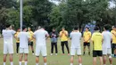 Pertandingan antara Timnas Indonesia U-22 dan Myanmar akan dimainkan di 700th Anniversary Stadium, Chiang Mai, Thailand pada Jumat (12/12/2025). Tampak dalam foto, pemain Timnas Indonesia U-22 berdoa sebelum melakukan sesi latihan resmi jelang melawan Myamar pada matchday kedua Grup C SEA Games 2025. (Bola.com/ Bagaskara Lazuardi)