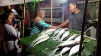 Jelang Imlek, Penjual Ikan Bandeng di Rawa Belong Diserbu Warga