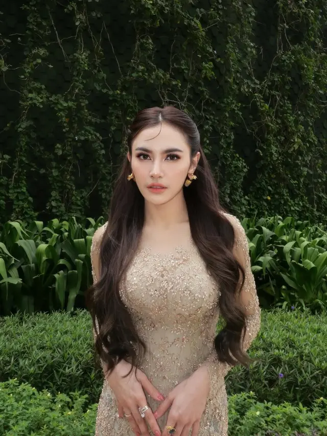 Model Kebaya Mahalini saat Kondangan