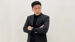 Unggahan foto Jerome saat pemotretan dengan setelan jas di akun Instagram pribadinya ini dibanjiri komentar netizen. Tak sedikit netizen yang memuji penampilannya dengan jas hitam yang dipadukan dengan turtle neck senada. (Liputan6.com/IG/@jeromepolin)