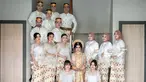 Potret kebersamaan Nia LIDA bareng bridesmaids dan groomsmennya. Sahabat Nia LIDA ini memukau dengan kain khas Makassar yang merupakan seragam bridesmaid dan groomsmen. Busana bridesmaid dan groomsmen Nia LIDA ini unik karena tidak memakai jas dan kebaya. Beberapa diantara bridesmaid dan groomsmen Nia adalah Aulia LIDA, Rara LIDA hingga Gunawan LIDA. (Liputan6.com/IG/@gunawan.lida2020)
