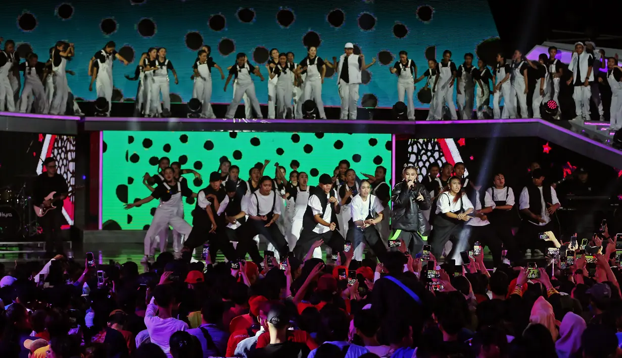 Suasana kemeriaahan panggung megah dalam perayaan ulang tahun SCTV. Agnez bersama para dancer berada di panggung tingkat. Para penonton pun tampak ikut bergoyang. [Foto: Bambang E Ros/Fimela.com]