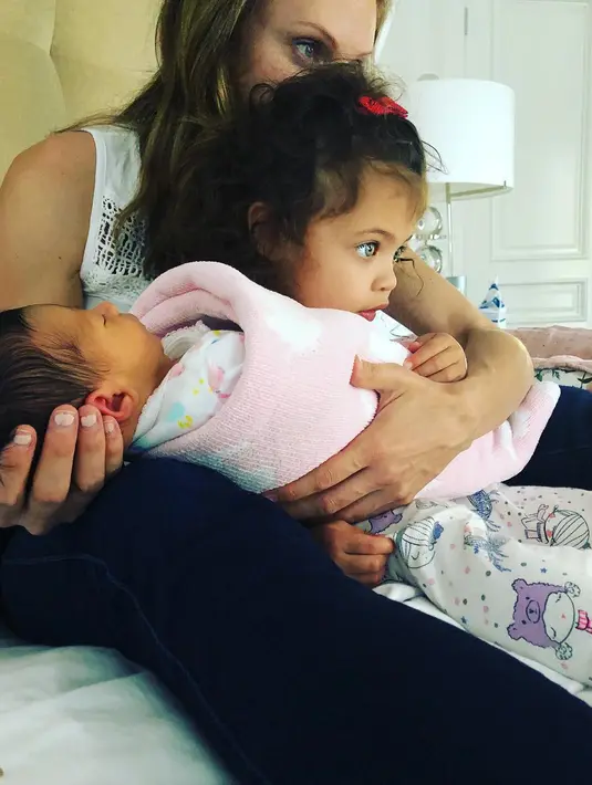 Dwayne Johnson dan Lauren Hashian sudah punya dua anak perempuan, yakni Jasmine, 3 tahun, dan Tiana, 16 bulan. (Liputan6.com/IG/@laurenhashianofficial)