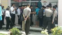 Polisi menggeledah sejumlah kamar di Lapas Muarabulian, Jambi pasca-bentrokan sesama narapidana. (Bangun Santoso/Liputan6.com)