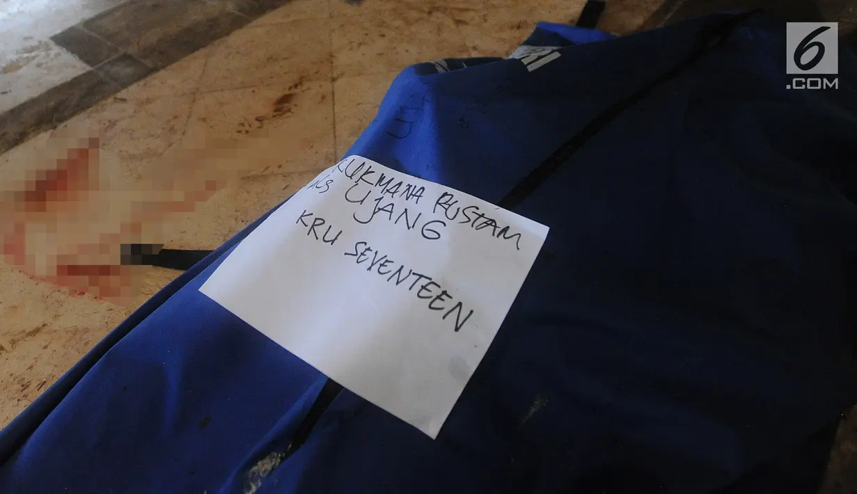 Tampak jenazah kru Band Seventeen berhasil dievakuasi akibat gelombang Tsunami Anyer di Tanjung Lesung Beach Resort, Pandeglang, Banten (23/12). Band Seventeen manggung ketika family gathering pegawai PLN dan keluarga. (merdeka.com/Arie Basuki)