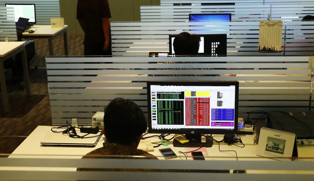 Suasana monitoring Transaksi ATM Mandiri di Pusat Kendali Bank Mandiri, Jakarta, Senin (19/6). Dibandingkan dengan puncak transaksi harian pada musim liburan Idul Fitri tahun lalu yang sebesar 26,7 juta transaksi. (Liputan6.com/Angga Yuniar)