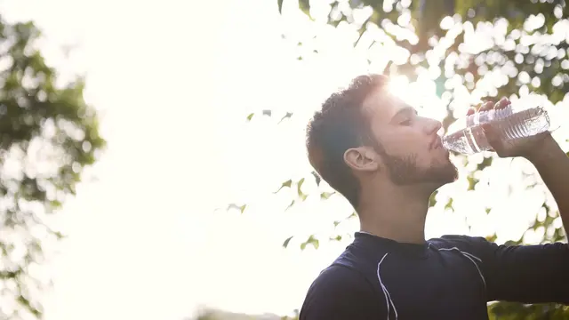 Rutin Mengonsumsi Air Putih dan Melakukan Pemijatan Wajah