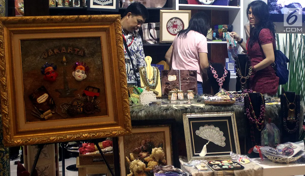 Pengunjung melihat pameran kerajinan nusantara bertajuk Kriya Nusa 2018 di JCC Jakarta, Rabu (26/9). Pameran yang diikuti lebih dari 300 stan kerajinan memamerkan berbagai kerajinan dan aneka makanan dari penjuru nusantara. (Liputan6.com/Angga Yuniar)