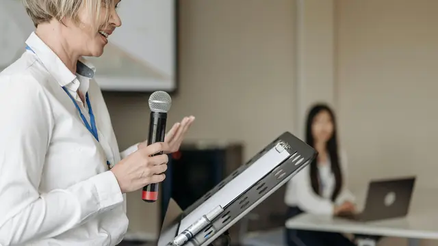 2. Gunakan Intonasi yang Teratur dan Jelas