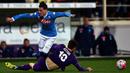 Pemain Napoli, Jose Maria Callejon(kiri), berebut bola dengan pemain Fiorentina, Davide Astori, dalam laga Serie A Italia di Stadion Artemio Franchi, Firenze, Selasa (1/3/2016) dini hari WIB. (AFP/Alberto Pizzoli)