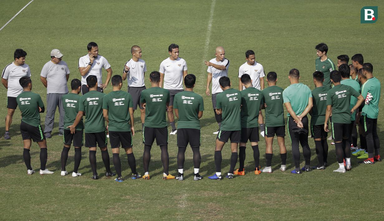 Para pemain dan staff pelatih Timnas Indonesia saat latihan di Lapangan ABC Senayan, Jakarta, Selasa (20/11). Latihan ini persiapan jelang laga Piala AFF 2018 melawan Filipina. (Bola.com/Vitalis Yogi Trisna)