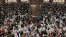 Pada malam ke-25 bulan suci Ramadhan, Masjid Istiqlal dipadati ribuan jemaah yang berlomba-lomba menjemput keutamaan malam lailatul qadar. (merdeka.com/Nanda F. Ibrahim)