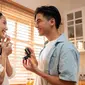 Seorang pria memberikan cincin untuk pasangan yang tercinta. (Shutterstock/Hananeko_Studio)