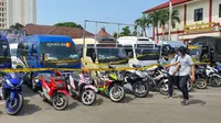 Sejumlah kendaraan travel gelap yang diamankan Polres Metro Depok pada musim mudik lebaran 2021. (Liputan6.com/Dicky Agung Prihanto)