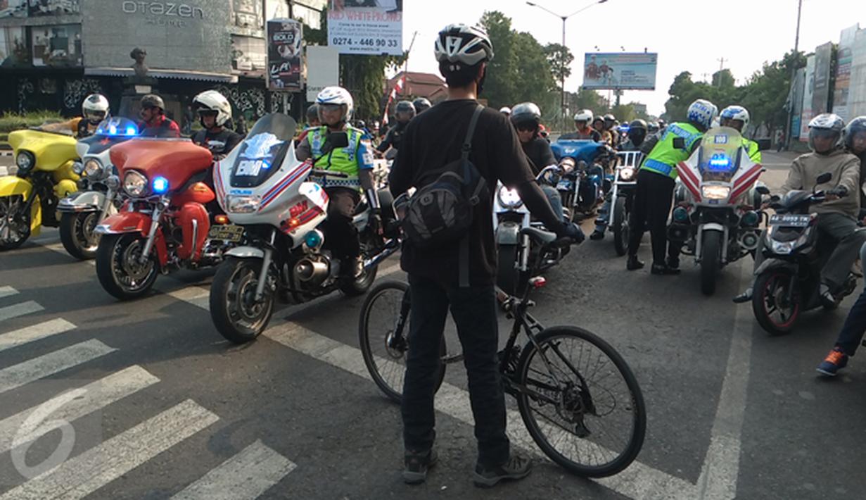 Elanto Wijoyono memalangkan sepedanya saat lampu lalu lintas menyala merah di Yogyakarta, Sabtu (15/8/2015). Elanto dan Andika mengaku merasa resah melihat berbagai pelanggaran lalu lintas yang dilakukan pengendara motor gede.  (foto: Suryo Wibowo)