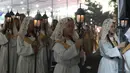 Rangkaian Kegiatan Misa Natal Pontifikal di Gereja Katedral, Jakarta, yang dimulai sejak pukul 09.00 WIB. Tampak dalam foto, iring-iringan umat Katolik saat pelaksanaan Misa Pontifikal Natal di Gereja Katedral Jakarta, Kamis (25/12/2025). (Kapanlagi.com/Budy Santoso)