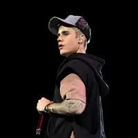 Justin Bieber tak mendapatkan restu dari ibunda Selena Gomez. (AFP)