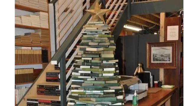 Pohon Natal unik dari tangga. (Foto: Buzzfeed - nedesignbuild.com)