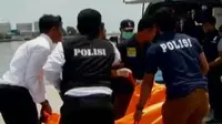 Jenazah sopir taksi yang tercebur di Tanjung Priok, ditemukan. 