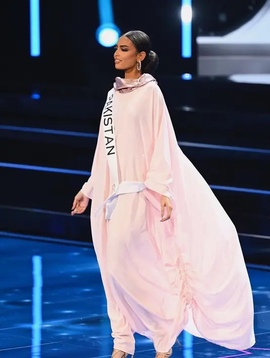 Erica memilih mengenakan kaftan warna pink dengan aksen kerut pada bagian sisi kaftan dan kain coklat pada bagian leher. [@ericarobin_official]