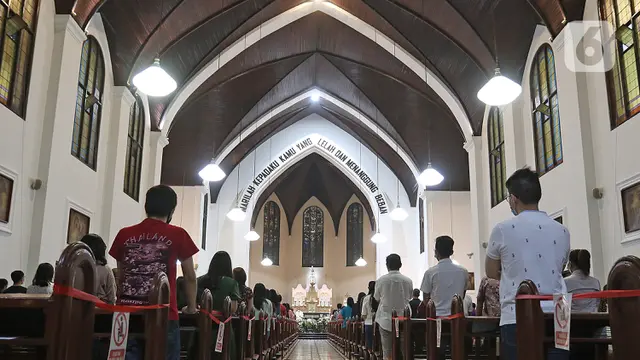 Pelaksanaan Malam Misa Natal di Gereja Katedral Santo Petrus Bandung