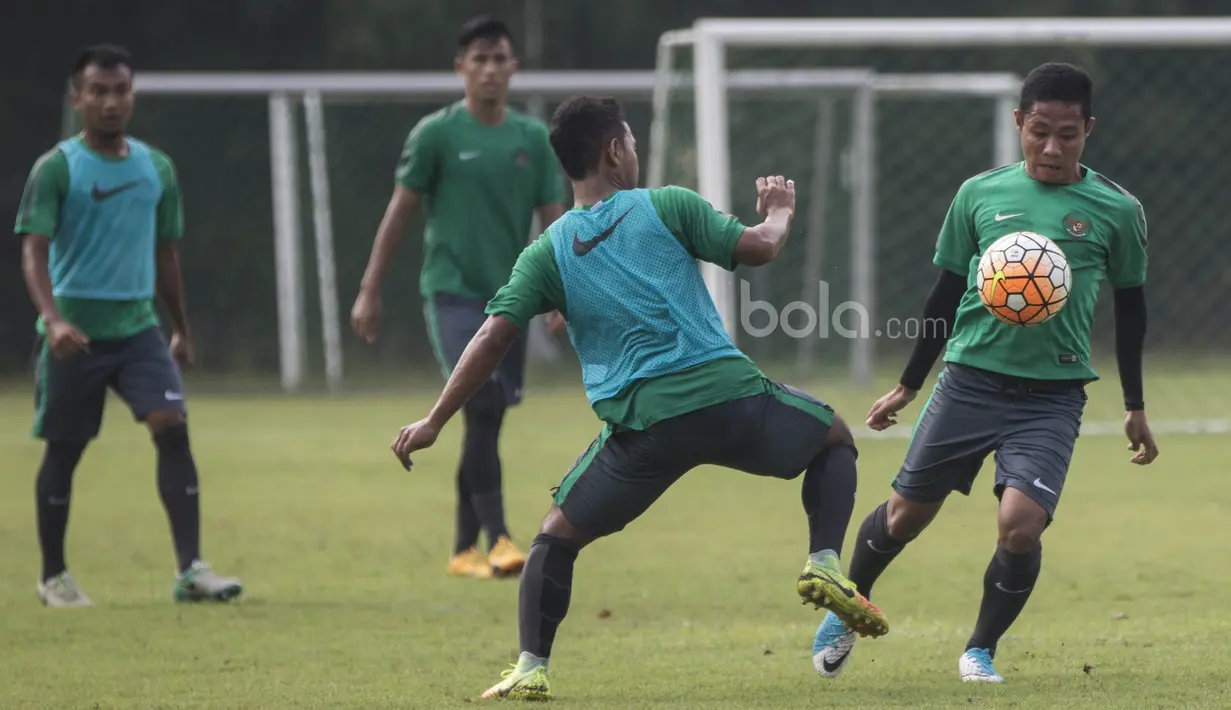Pemain Timnas Indonesia U-22, Evan Dimas, berusaha melewati rekannya Gian Zola saat latihan di Lapangan SPH Karawaci, Tangerang, Minggu (7/5/2017). (Bola.com/Vitalis Yogi Trisna)