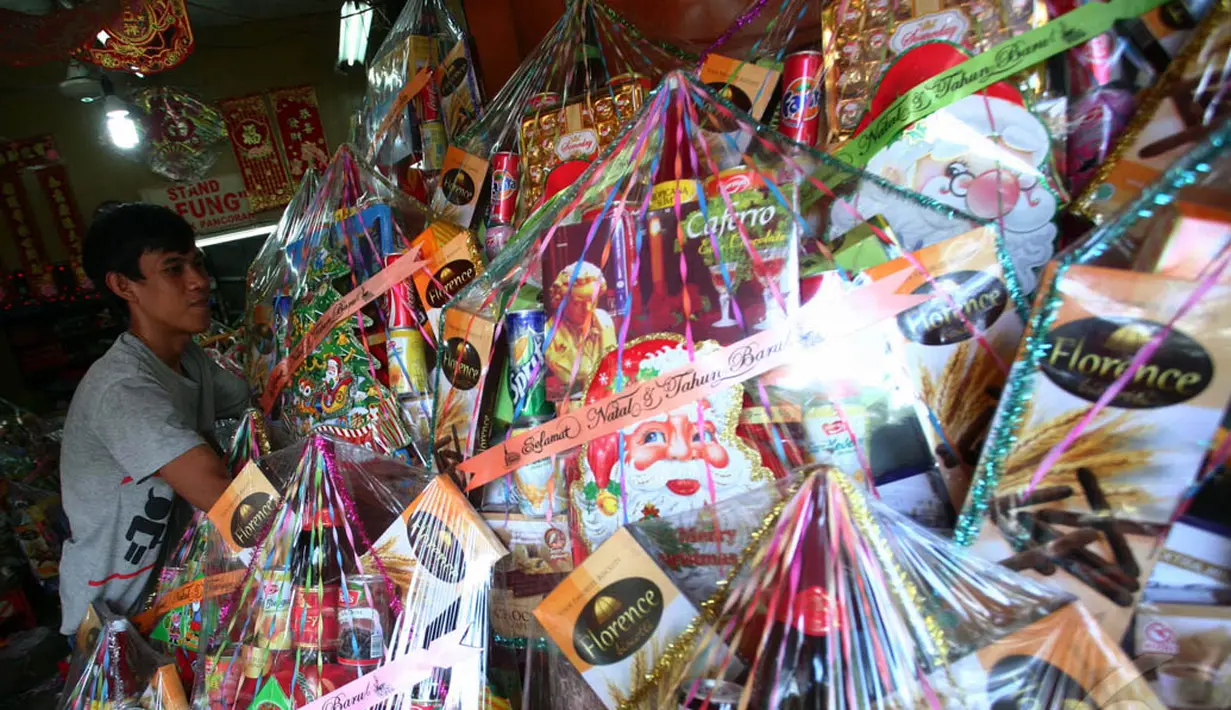 Pedagang menata parcel Natal di kawasan Glodok, Jakarta. Foto diambil pada Sabtu (20/12/2014). (Liputan6.com/Johan Tallo) 
