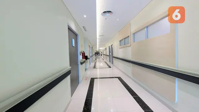 Koridor ruang perawatan di RS EMC Sentul extension building