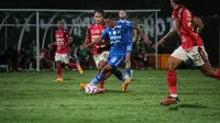 Para pemain Bali United mengawal pergerakan pemain Persib Bandung, Febri Hariyadi dalam duel Championship Series BRI Liga 1 2023/2024, Selasa (14/5/2024) malam WIB. (Bola.com/Alit Binawan)