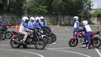 Peserta mengikuti kegiatan safety riding di Track Safety Riding Center PT Wahana Makmur Sejati (WMS) Jatake, Tangerang, Banten, Kamis (11/7/2019). Kegiatan safety riding tersebut dilakukan guna mengedukasi masyarakat terkait berkendara aman. (Liputan6.com/Angga Yuniar)