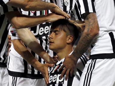 Ekspresi Paulo Dybala setelah mencetak gol ke gawang Lazio dalam laga Serie A Italia di Stadion Juventus, Kamis (21/4/2016) dini hari WIB. Paulo Dybala mencetak dua gol untuk Juventus. (Reuters/Alessandro Garofalo)
