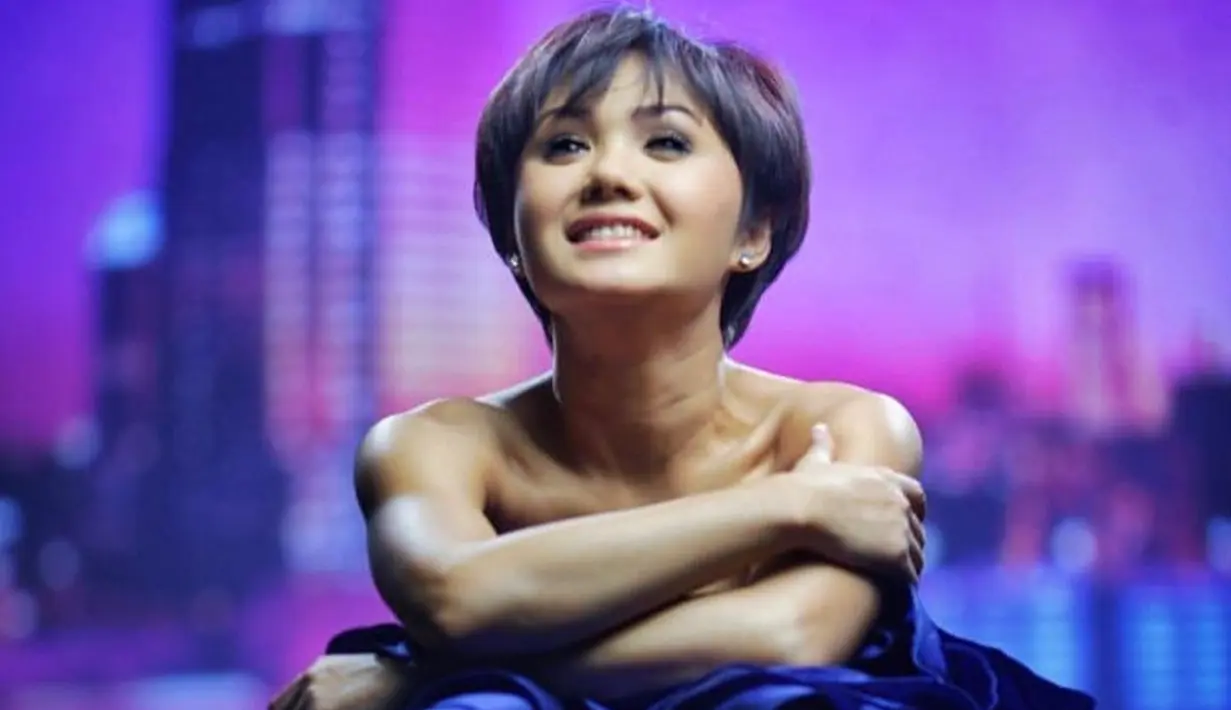 Gaya rambut pendek seolah menjadi ciri khas penampilan Yuni Shara. Meski begitu, ia tetap terlihat menawan dengan rambut pendeknya. (Liputan6.com/IG/@yunishara36)