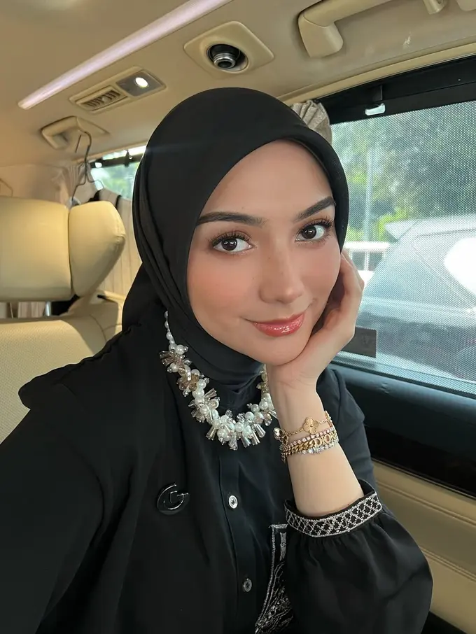 6 Inspirasi Clean Hijab Outfit ala Citra Kirana, Elegan untuk Pesta hingga Hangout