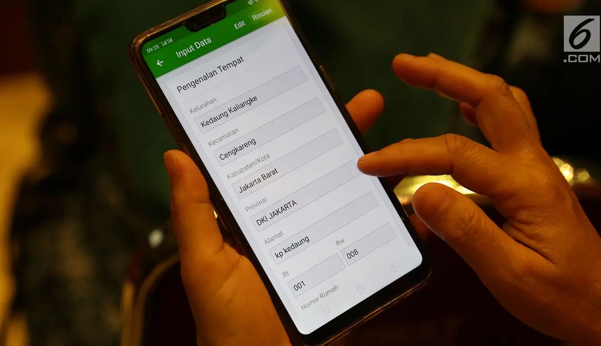 Warga mengisi form pada Pendataan Keluarga Online saat peluncurannya di Gedung Manggala Wanabakti, Jakarta, Rabu (26/9). Aplikasi pendataan online tersebut diluncurkan langsung oleh Gubernur DKI Jakarta, Anies Baswedan. (Merdeka.com/Imam Buhori)