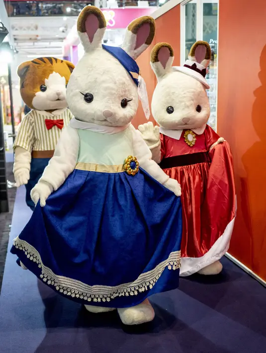 Orang-orang berkostum karakter kartun Keluarga Slyvanian berpose saat Toy Fair  atau Pameran Mainan tahunan di Olympia, London, Inggris, Selasa (23/1). (AFP PHOTO/Tolga AKMEN)